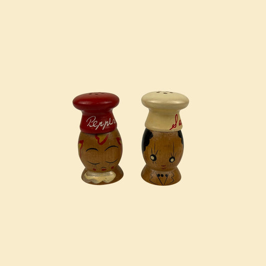 1970s wooden chef-shaped salt & pepper shakers, vintage 70s Japanese made novelty salt shaker set