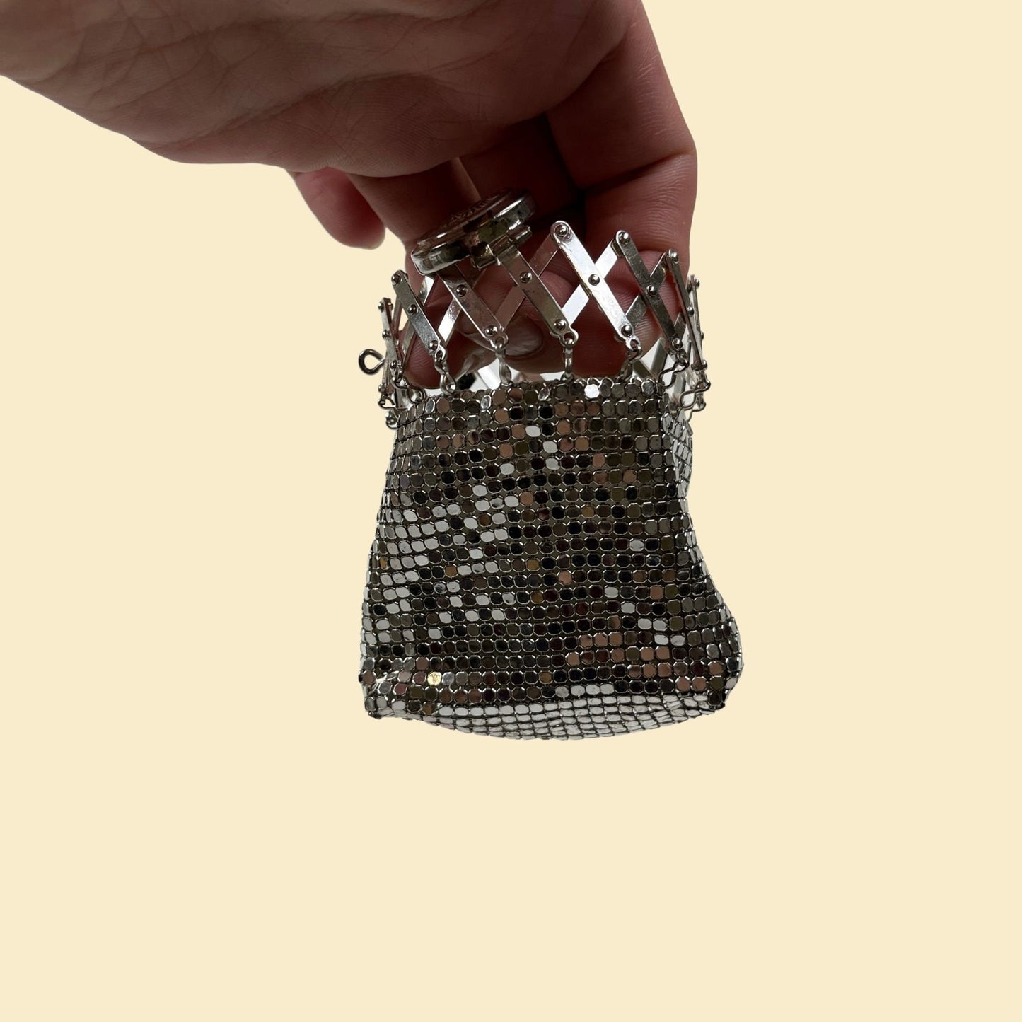 Vintage 1940s mesh coin pouch, silver-toned circular expandable chainlink art deco coin pouch w/ floral lid