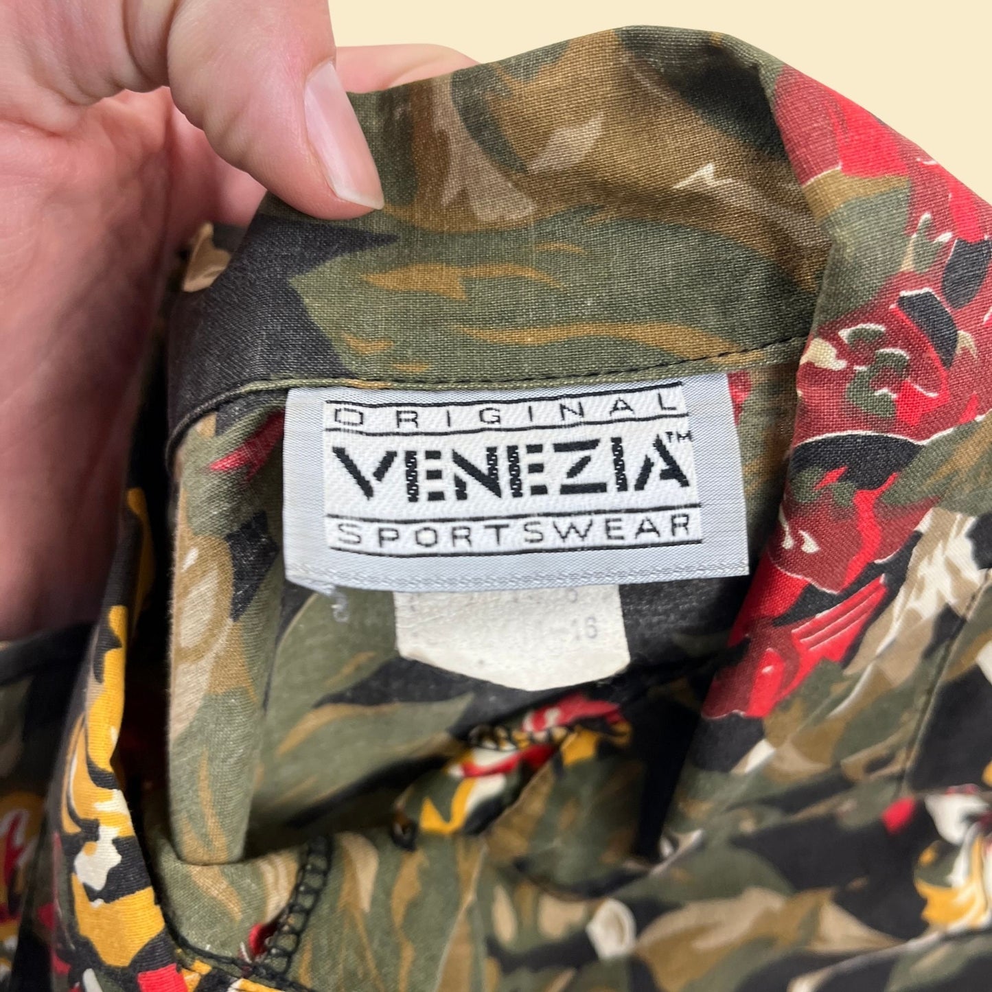 1980s floral black/green blouse by Venezia Sportswear, size 14-16 women's short sleeve button down