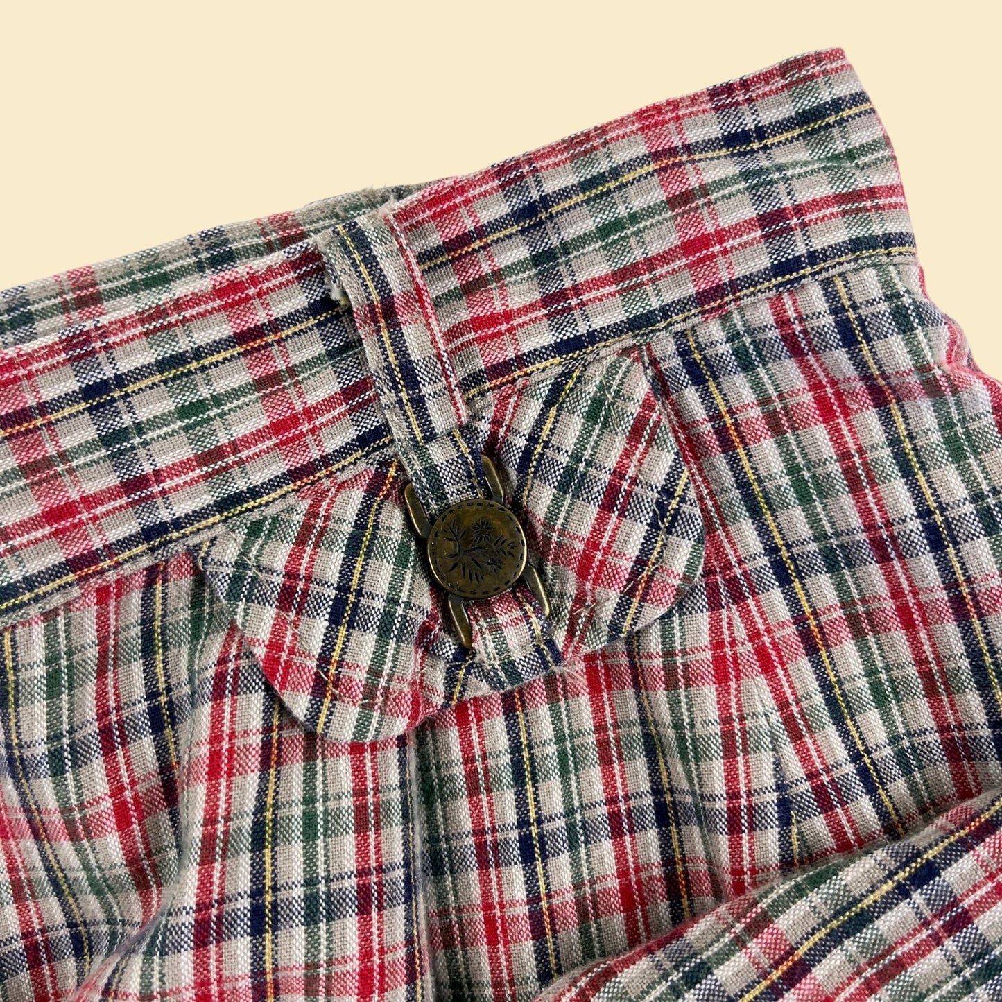 1980s high waisted plaid shorts by Karolyne, size 10 vintage 80s red/green women's shorts w/ zip fly