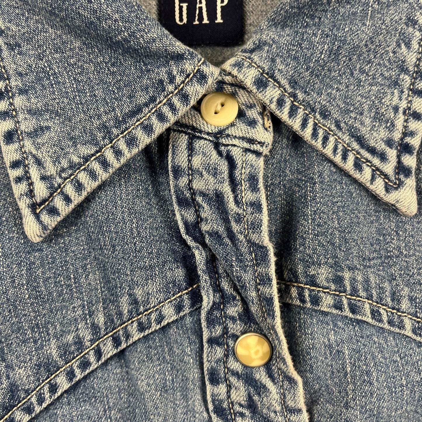 90s/Y2K S GAP denim shirt, vintage women's western snap clasp medium wash denim blouse