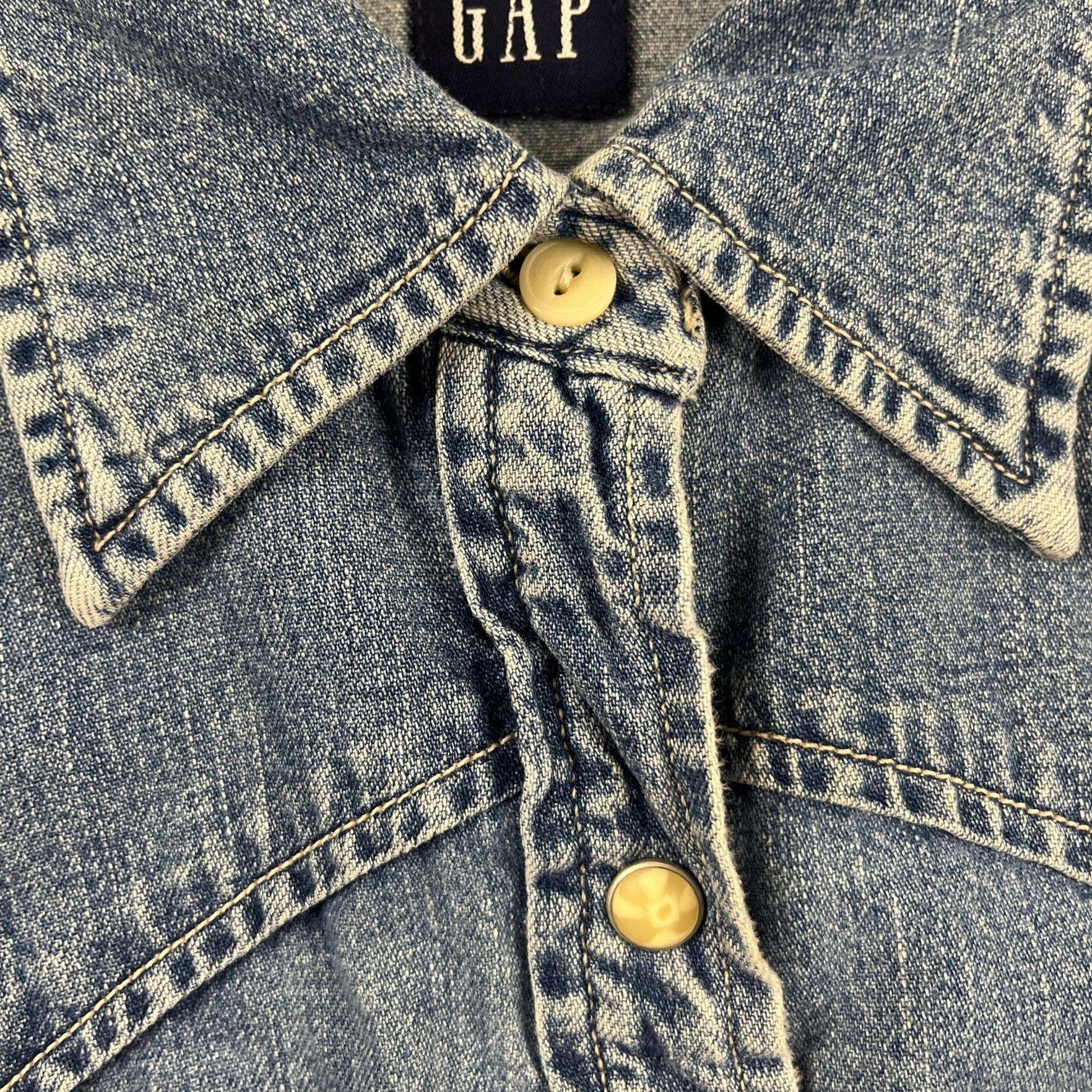 90s/Y2K S GAP denim shirt, vintage women's western snap clasp medium wash denim blouse