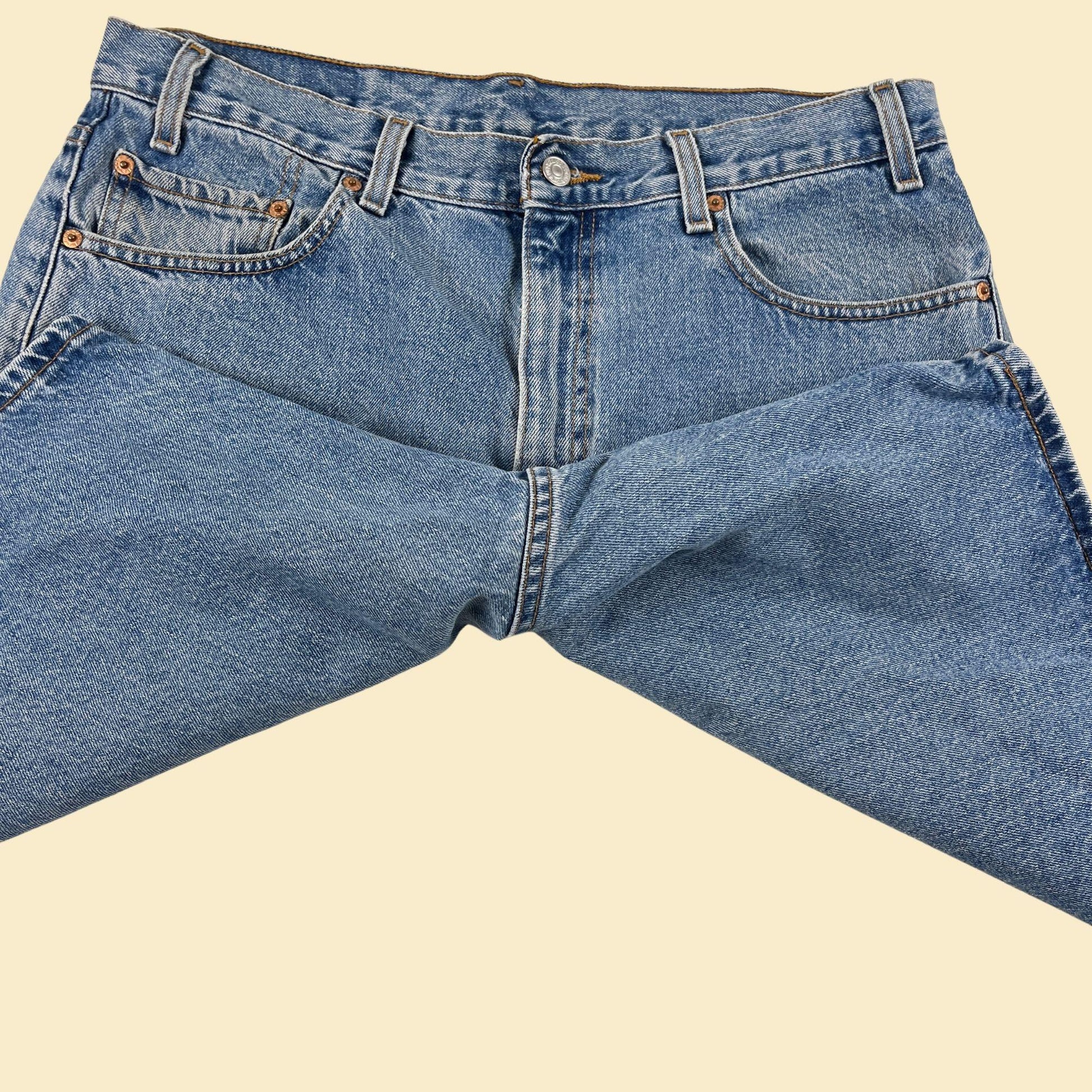 Y2K Levi's 550 denim shorts, size 36 vintage 2000s medium wash men's jeans shorts