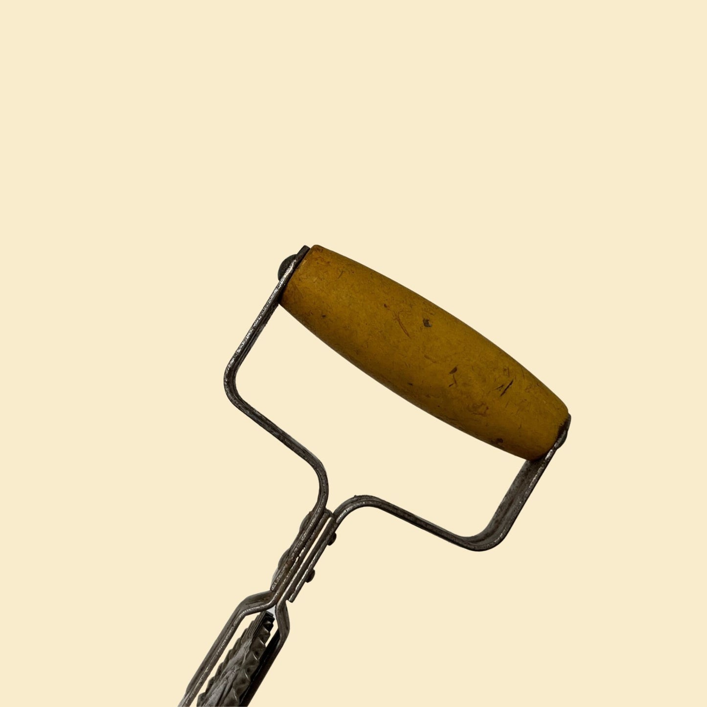 1930s egg beater with yellow wooden handle by Taplin Manufacturing, Vintage 30s manual hand mixer