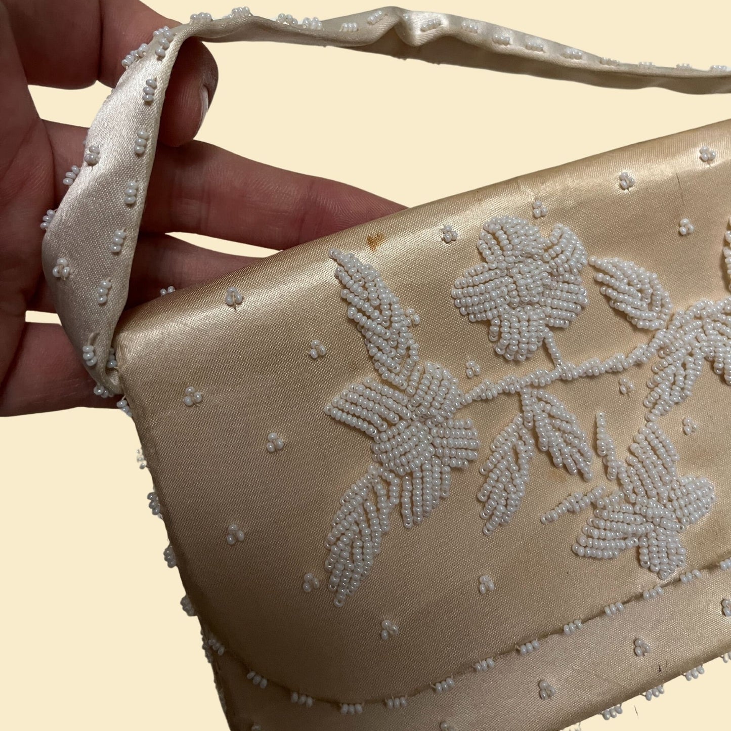 1950s beige handbag by Regale Ltd., vintage 50s hand beaded beige and white floral clutch / evening bag