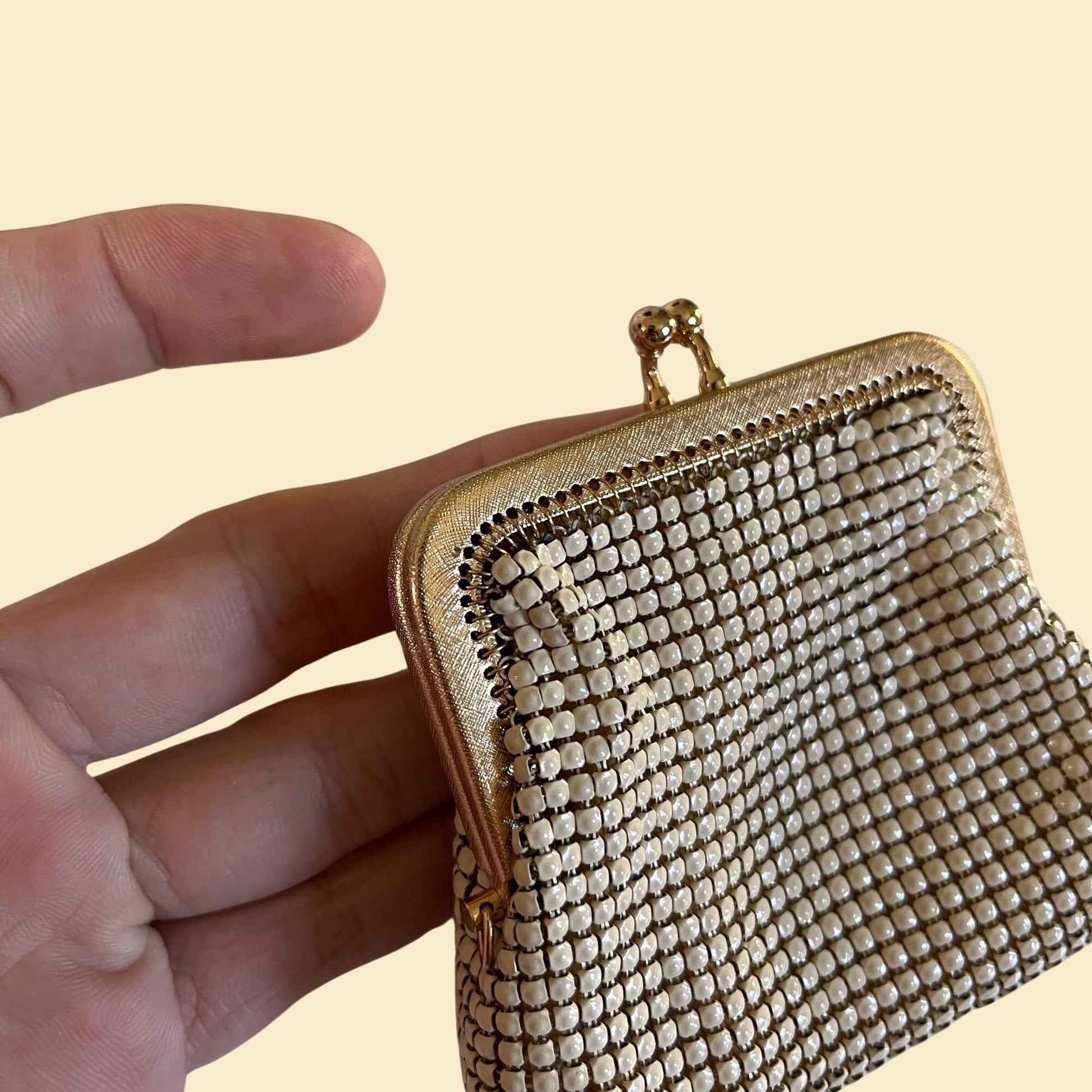 1950s Royal Mesh beige coin purse, vintage 50s off white & gold metal mesh coin pouch