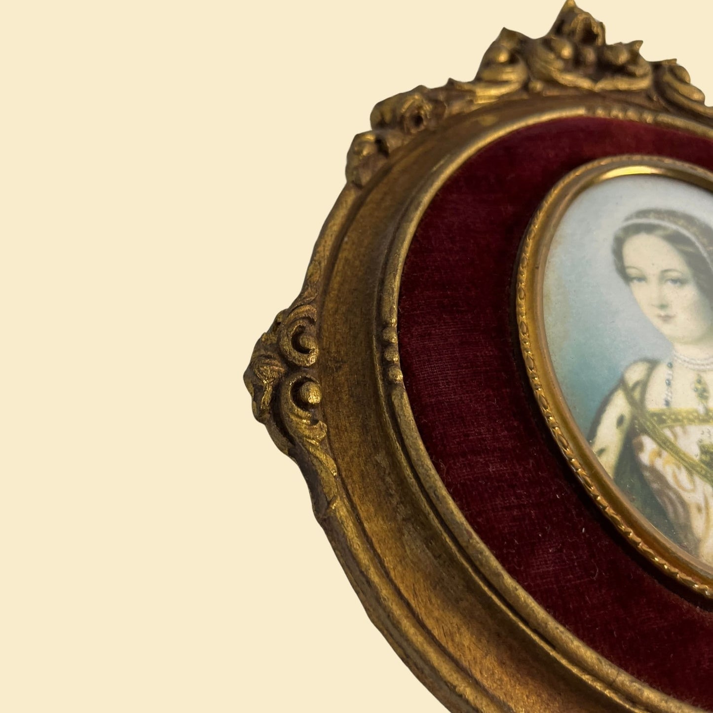 Vintage 50s portrait in gilt oval frame, 1950s gold-toned wooden frame with ornate details / felt matte-ing