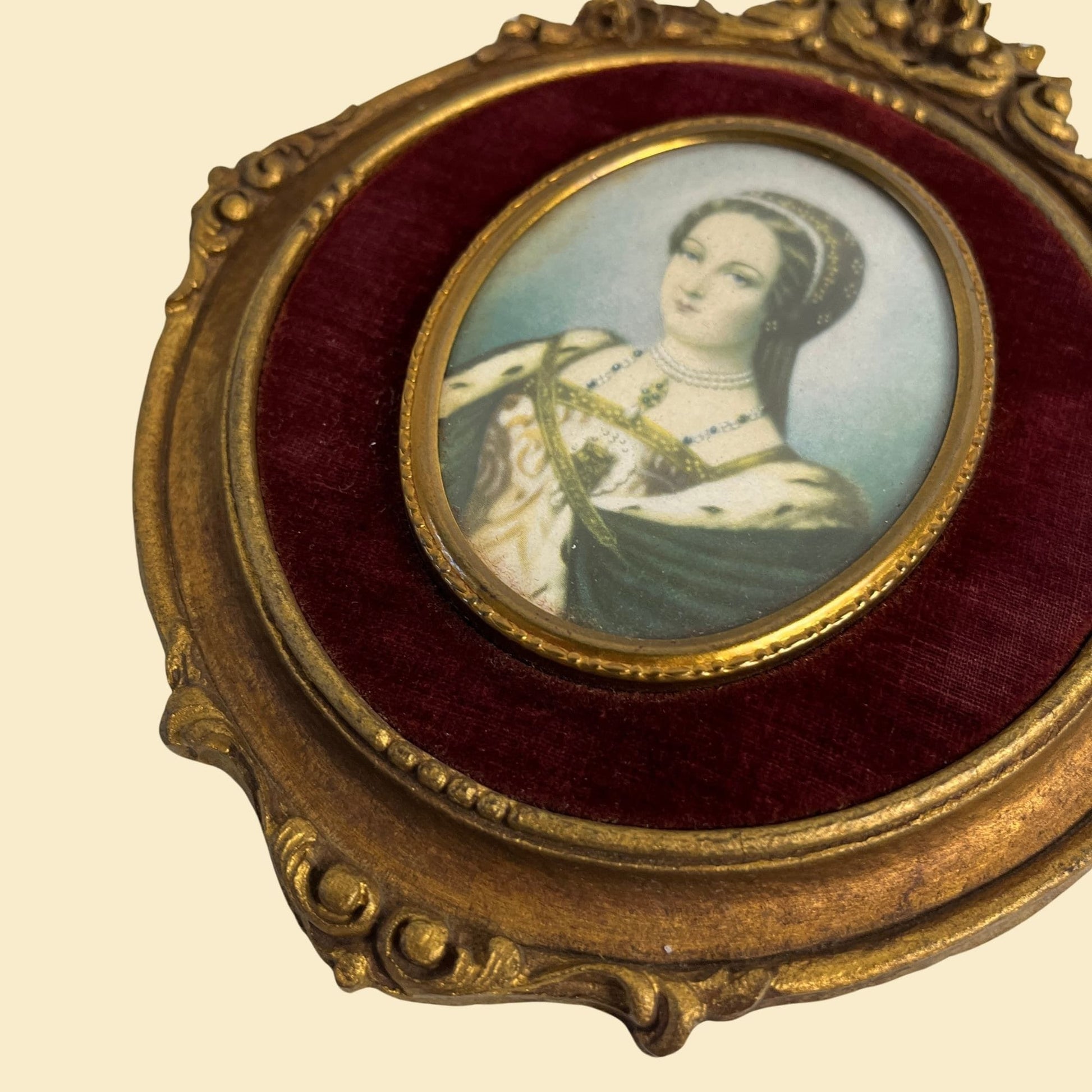 Vintage 50s portrait in gilt oval frame, 1950s gold-toned wooden frame with ornate details / felt matte-ing